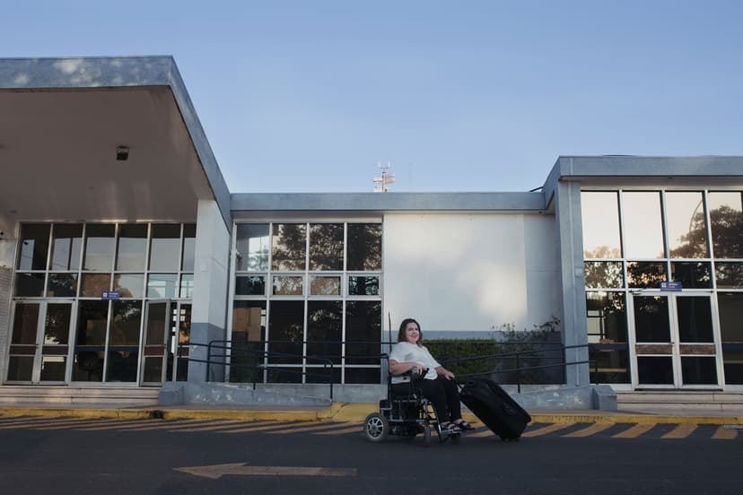 Verónica con una maleta